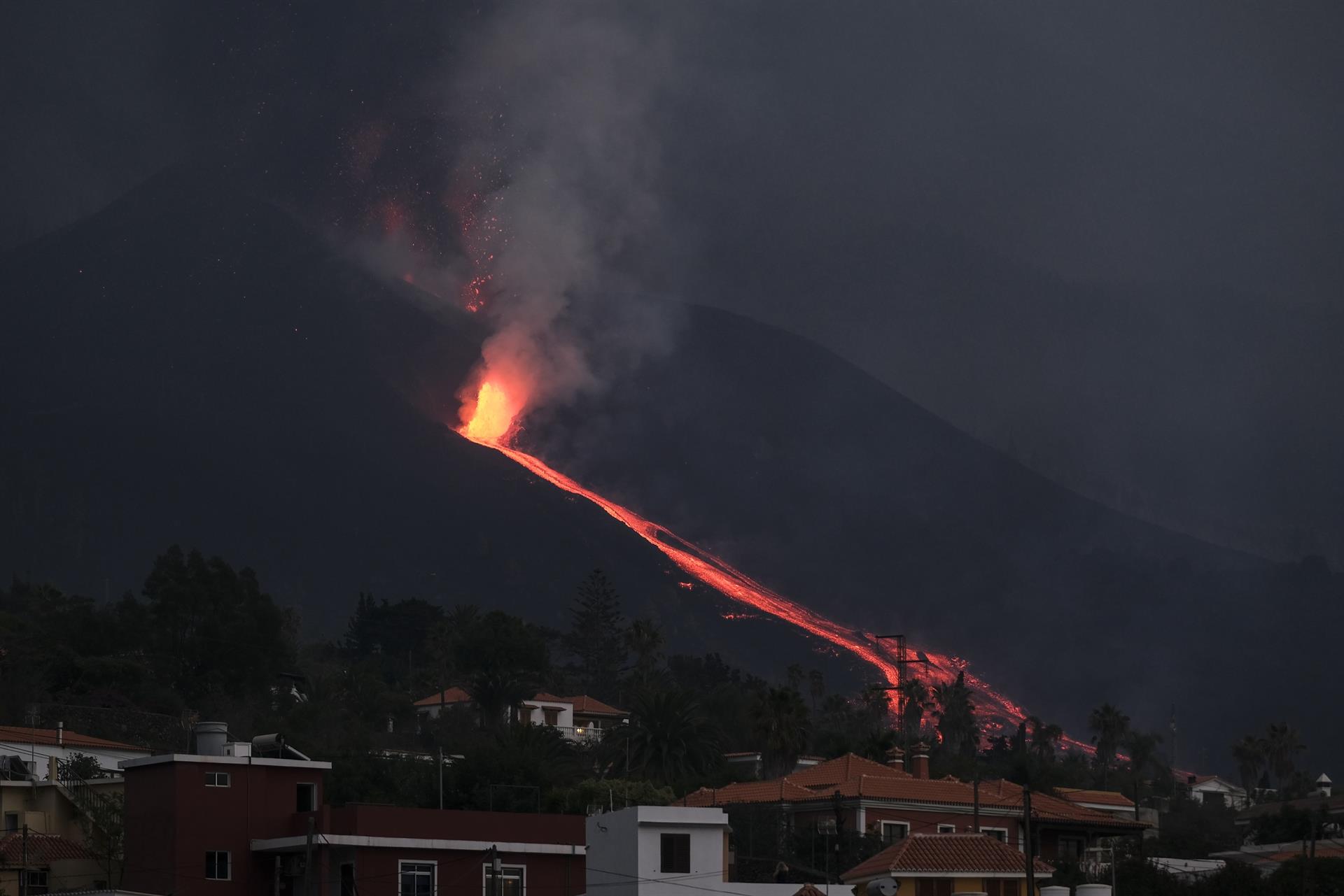 Tras un día relativamente en calma, la erupción volcánica de La Palma ha empezado a lanzar lava a gran velocidad y virulencia este 27 de septiembre. (Foto Prensa Libre: EFE)