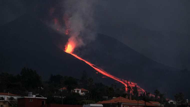Tras un día relativamente en calma, la erupción volcánica de La Palma ha empezado a lanzar lava a gran velocidad y virulencia este 27 de septiembre. (Foto Prensa Libre: EFE)