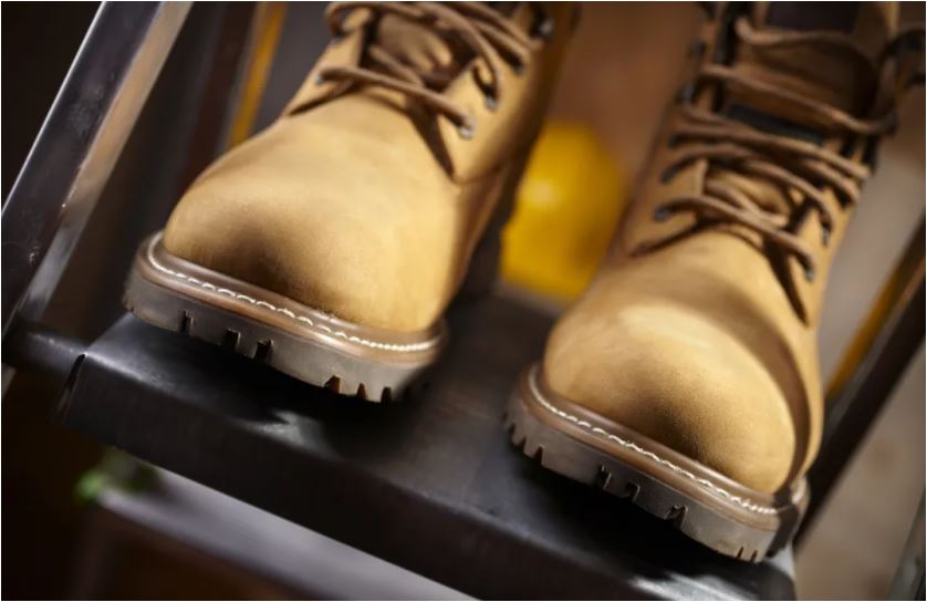 El zapato de seguridad para uso industrial está siendo altamente demandado en el mercado guatemalteco. (Foto Prensa Libre: Shutterstock) 