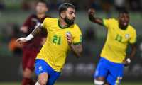 Brazil's Gabriel Barbosa (L) celebrates after scoring against Venezuela during the South American qualification football match for the FIFA World Cup Qatar 2022 at the UCV Olympic Stadium in Caracas on October 7, 2021. (Photo by YURI CORTEZ / AFP)