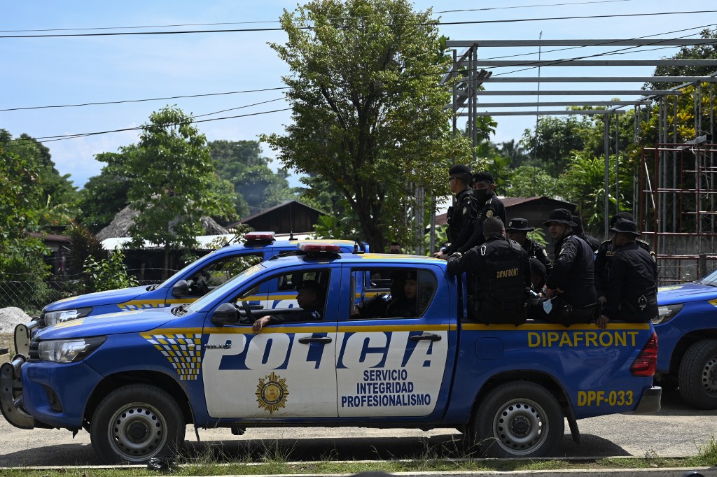 Policías y soldados llegaron a Izabal este domingo. (Foto Prensa Libre: Johan Ordoñez/ AFP)