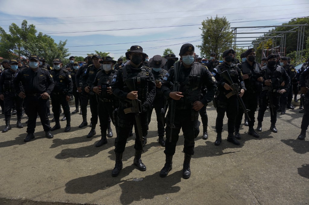 Agentes de PNC y soldados llegaron a El Estor, Izabal, luego de la declaración de Estado de Sitio (Foto Prensa Libre:  Johan Ordoñez / AFP)