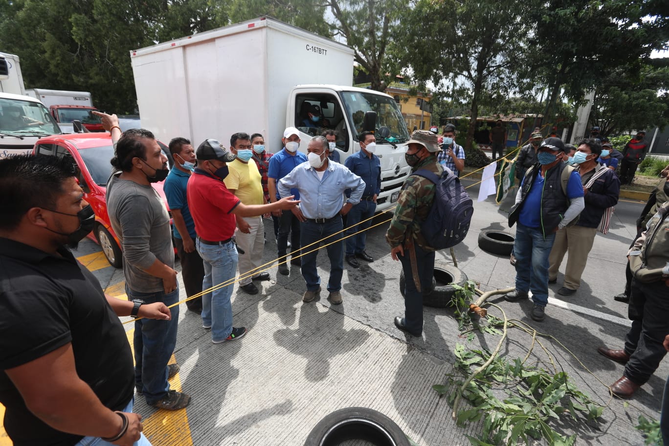 Pobladores discuten con veteranos militares por bloqueos en la vía hacia Chimaltenango. (Foto Prensa Libre: Juan Diego González)
