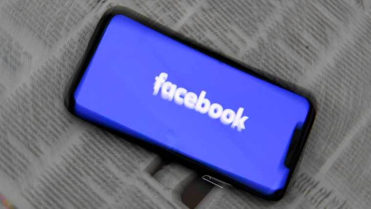 Facebook está de nuevo en el centro de la polémica. (Foto Prensa Libre: EFE) 