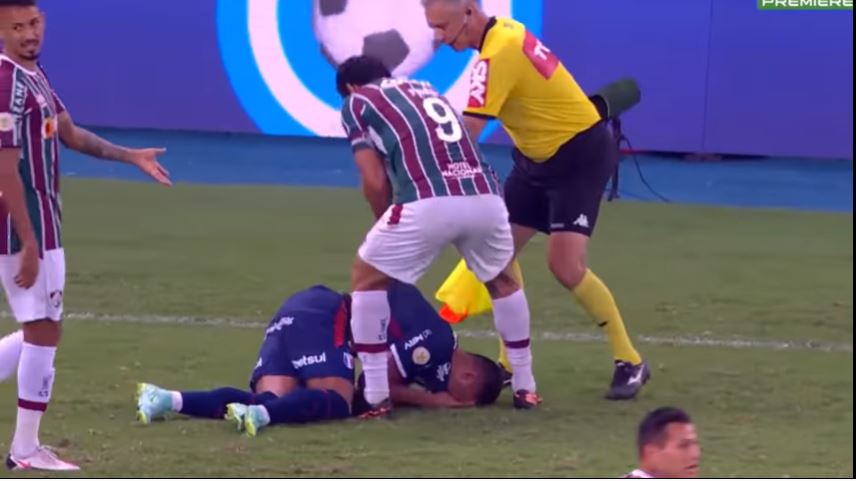 Fred después de manotear a Ronald y que este se lanzara al césped lo intenta levantar a la fuerza. Por esta acción le mostraron tarjeta amarilla. Foto captura de pantalla.