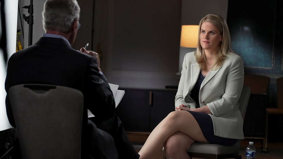 Frances Haugen siendo entrevistada por Scott Pelley para el programa “60 Minutes” de la CBS. Reuters