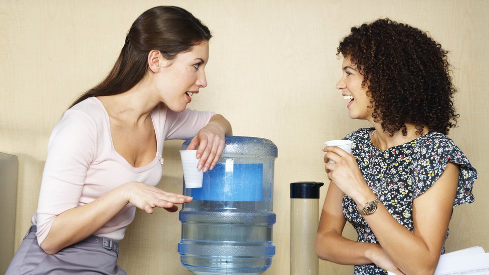 Regresar a la oficina a trabajar tiene muchas ventajas. Charlar con los colegas de cosas sin importancia es una de ellas.