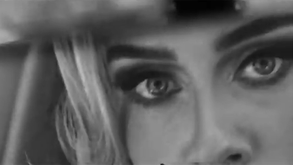 Adele en el video de Easy On Me.