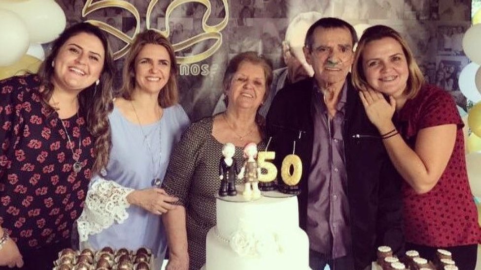 Irene (centro) y Norberto (a su izquierda) habrían celebrado su 54 aniversario de bodas en mayo.