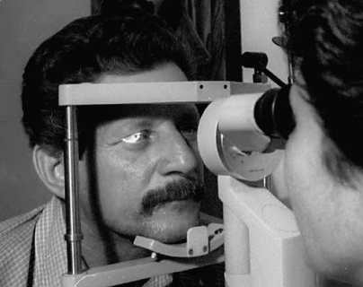 El médico que logró resolver el enigma de una epidemia que dejó a 50.000 cubanos con problemas de visión