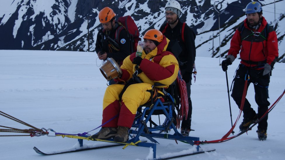 Para el viaje de 2011 adaptaron una silla de ruedas y le pusieron esquís.
