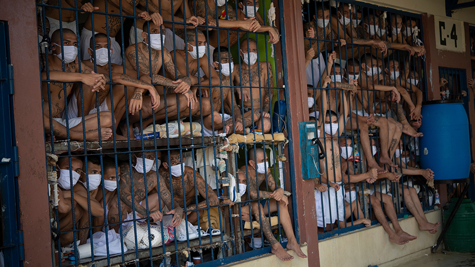 El Salvador tiene la tasa de presos per cápita más alta de América Latina y el Caribe, pero varios países tienen cárceles aún más sobrepobladas.