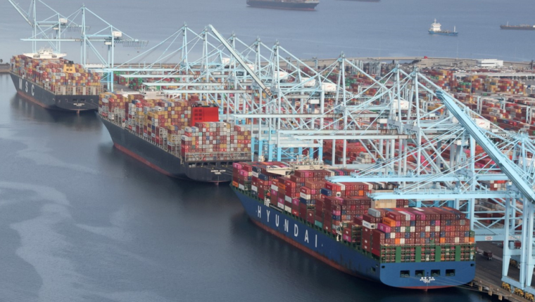 Decenas de buques con contenedores han estado esperando para descargar sus mercancías en puertos estadounidenses