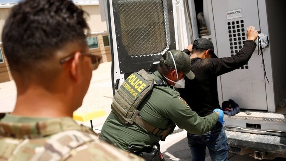 Agentes de la patrulla fronteriza de Estados Unidos detienen a un migrante en el estado estadounidense de Nuevo México. Reuters