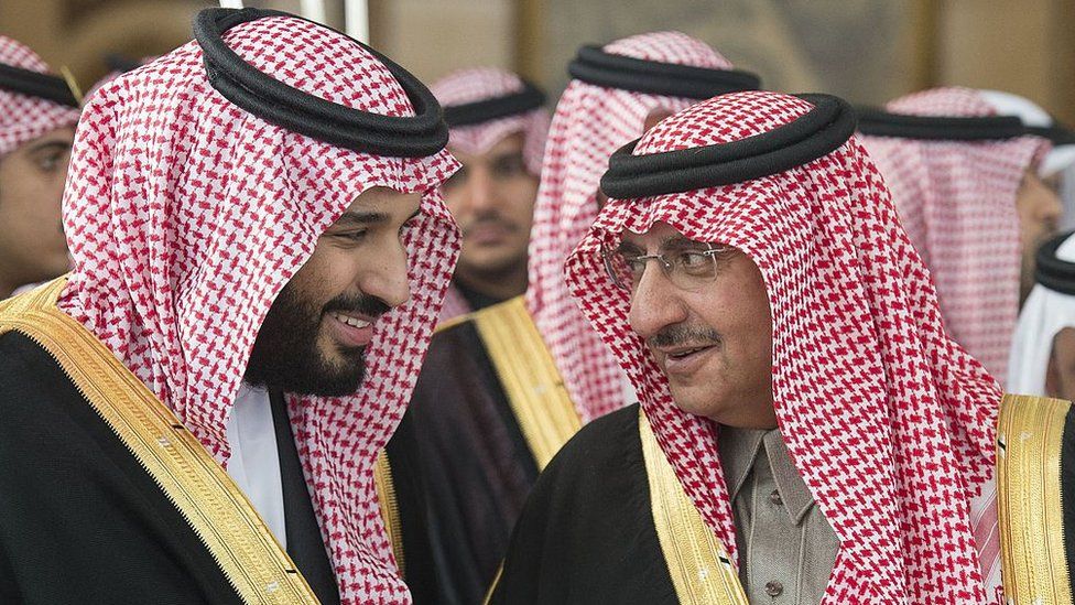 Mohammed bin Salman (izquierda) reemplazó a Mohammed bin Nayef (derecha) como príncipe heredero en 2017.