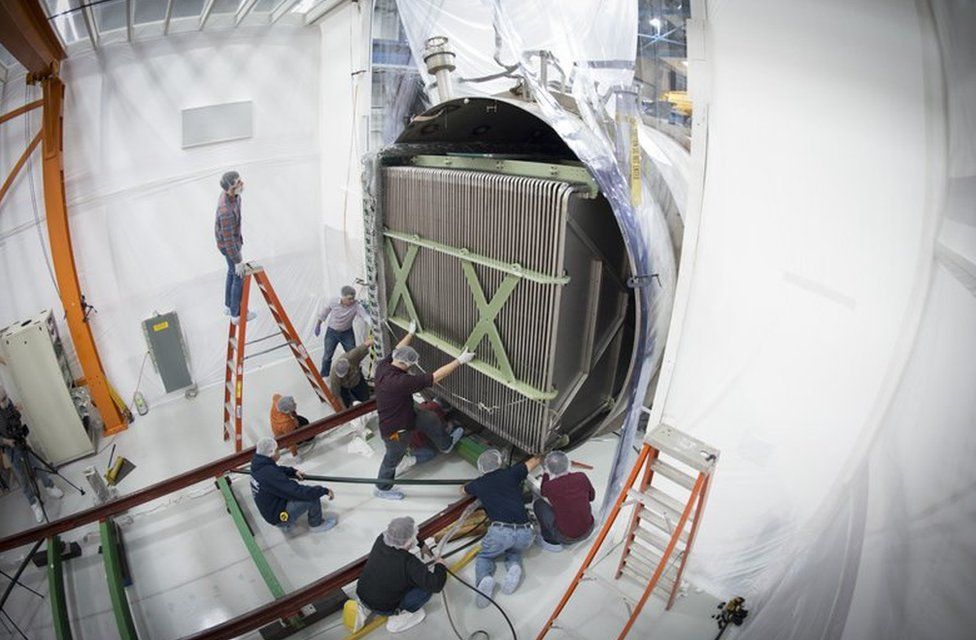 El microboone es un detector de 12 metros de largo dentro de un gran tanque criogénico