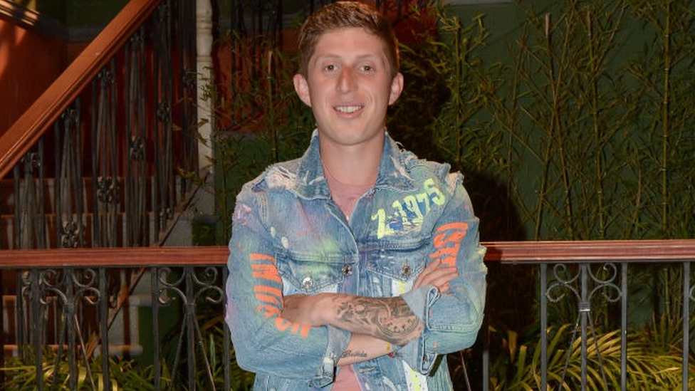 Ocaña era famoso por su interpretación del persoja de Benito Rivers en la serie Vecinos.