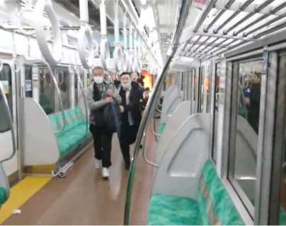 Tokio: el pánico por el ataque de un hombre disfrazado de “Joker” en un tren en la noche de Halloween
