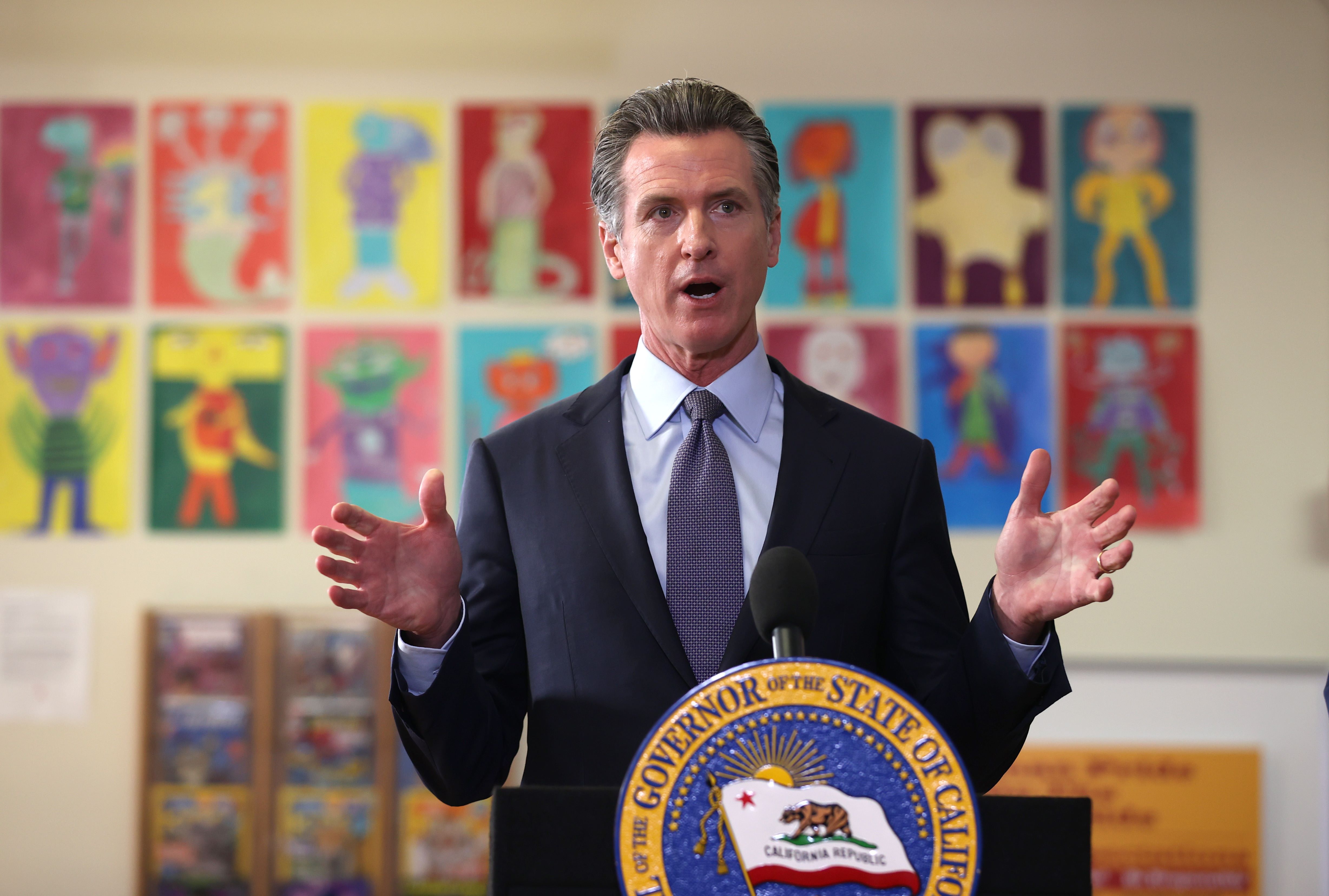  
Gavin Newsom, gobernador de California, anuncia la medida en una escuela de San Francisco. (Foto Prensa Libre: AFP)
