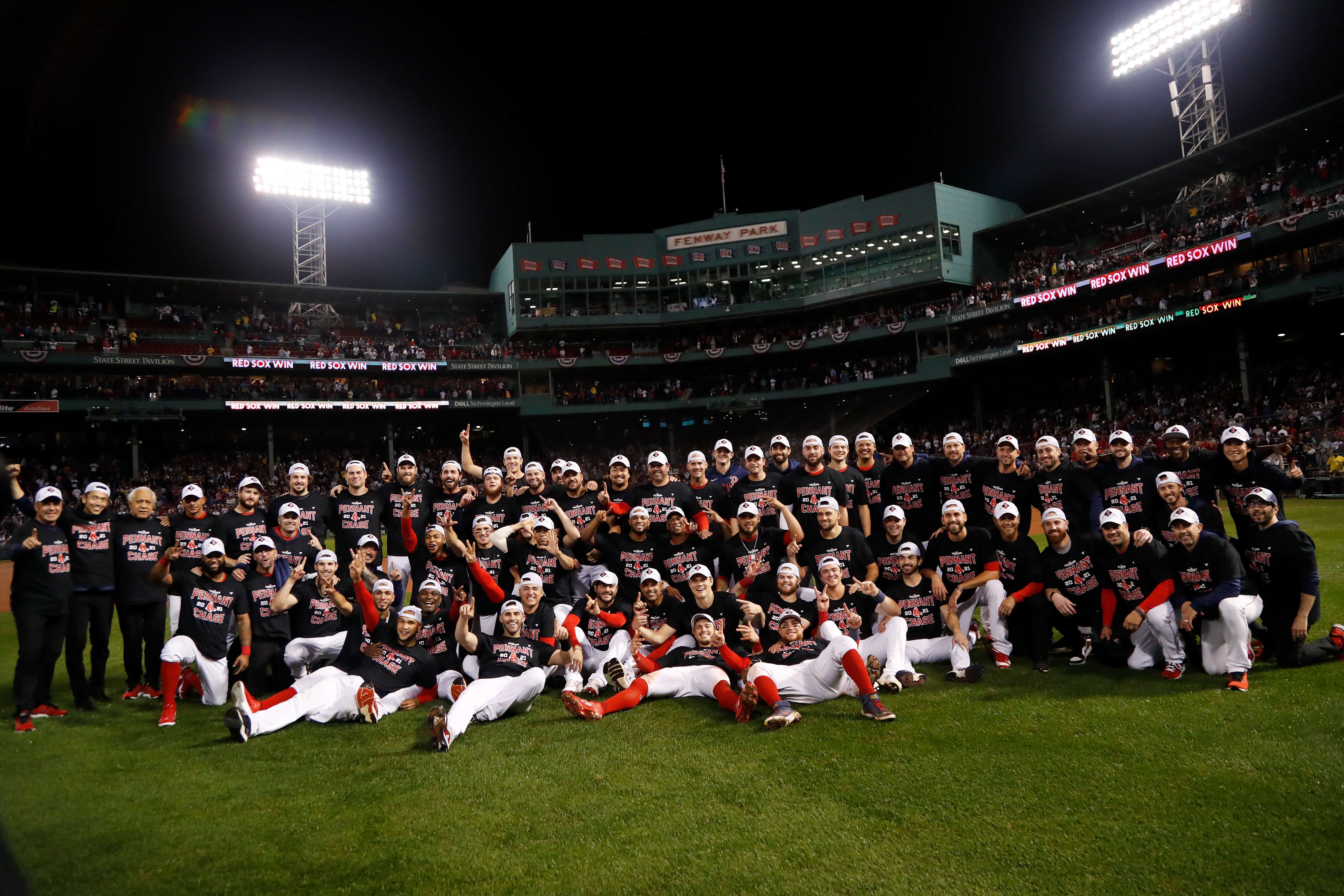 Los Boston Red Sox celebraron la clasificación en Fenway Park. (Foto Prensa Libre: AFP)