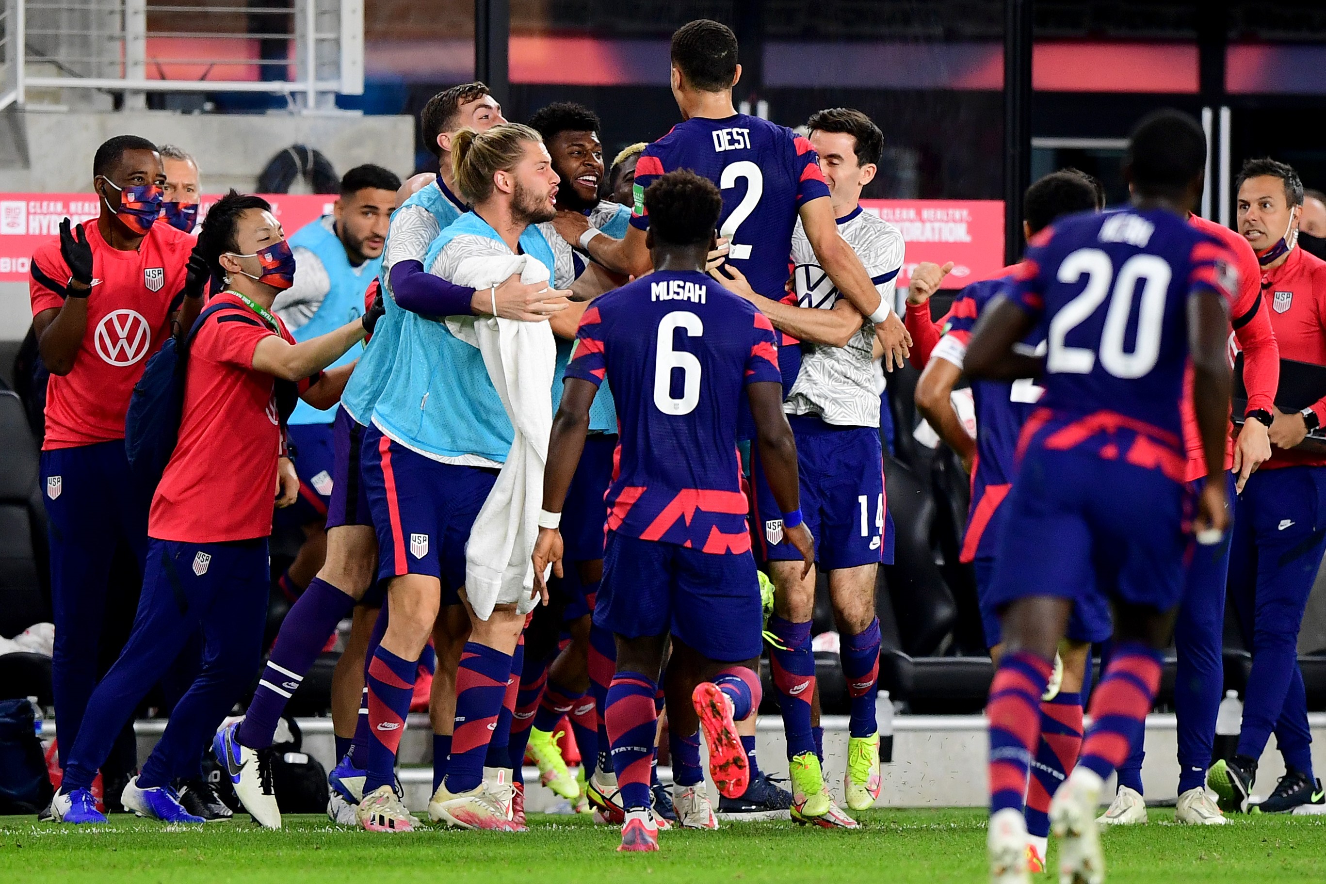 Sergiño Dest #2 celebra con sus compañeros el gol que anotó este miércoles 13 de octubre ante Costa Rica. Foto Prensa Libre: AFP.
