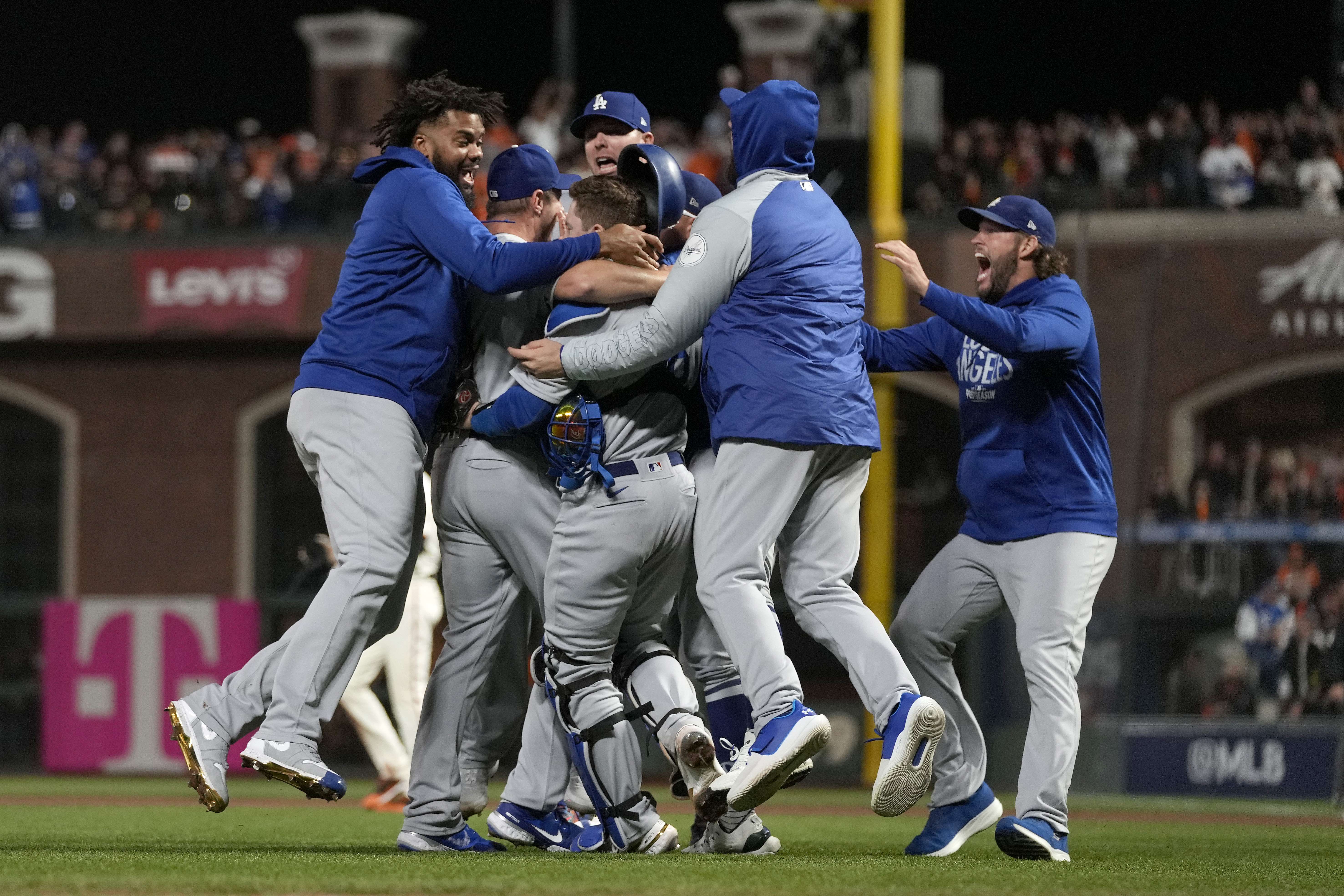 Los Dodgers de Los Angeles celebran el triunfo frente a los Gigantes de San Francisco. (Foto Prensa Libre: AFP).