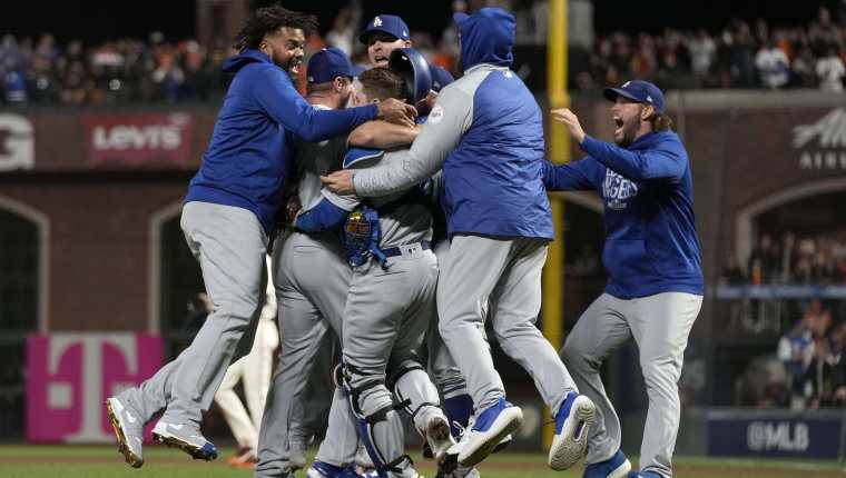 Los Dodgers de Los Angeles celebran el triunfo frente a los Gigantes de San Francisco. (Foto Prensa Libre: AFP).
