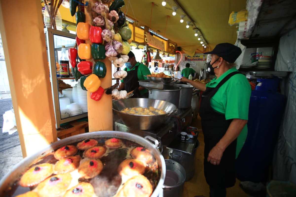 Galería: vuelven las ventas tradicionales de comida al templo de Santo Domingo, aunque solo para llevar