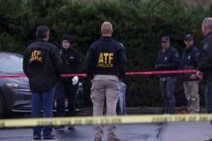 Agentes del orden recogen pruebas cerca de la escena de una balacera en el centro comercial Boise Towne Square en Boise, Idaho. (Foto Prensa Libre: Reuters)