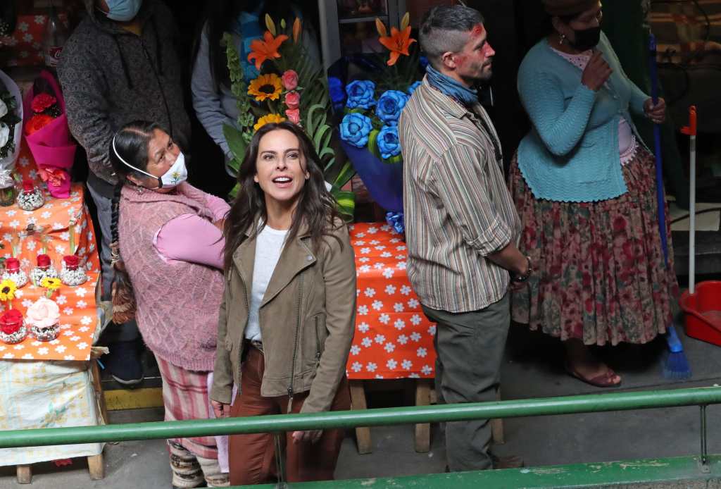 La actriz mexicana Kate del Castillo (centro) fue captada también en junio durante grabaciones en La Paz, Bolivia. (Foto Prensa Libre: EFE)