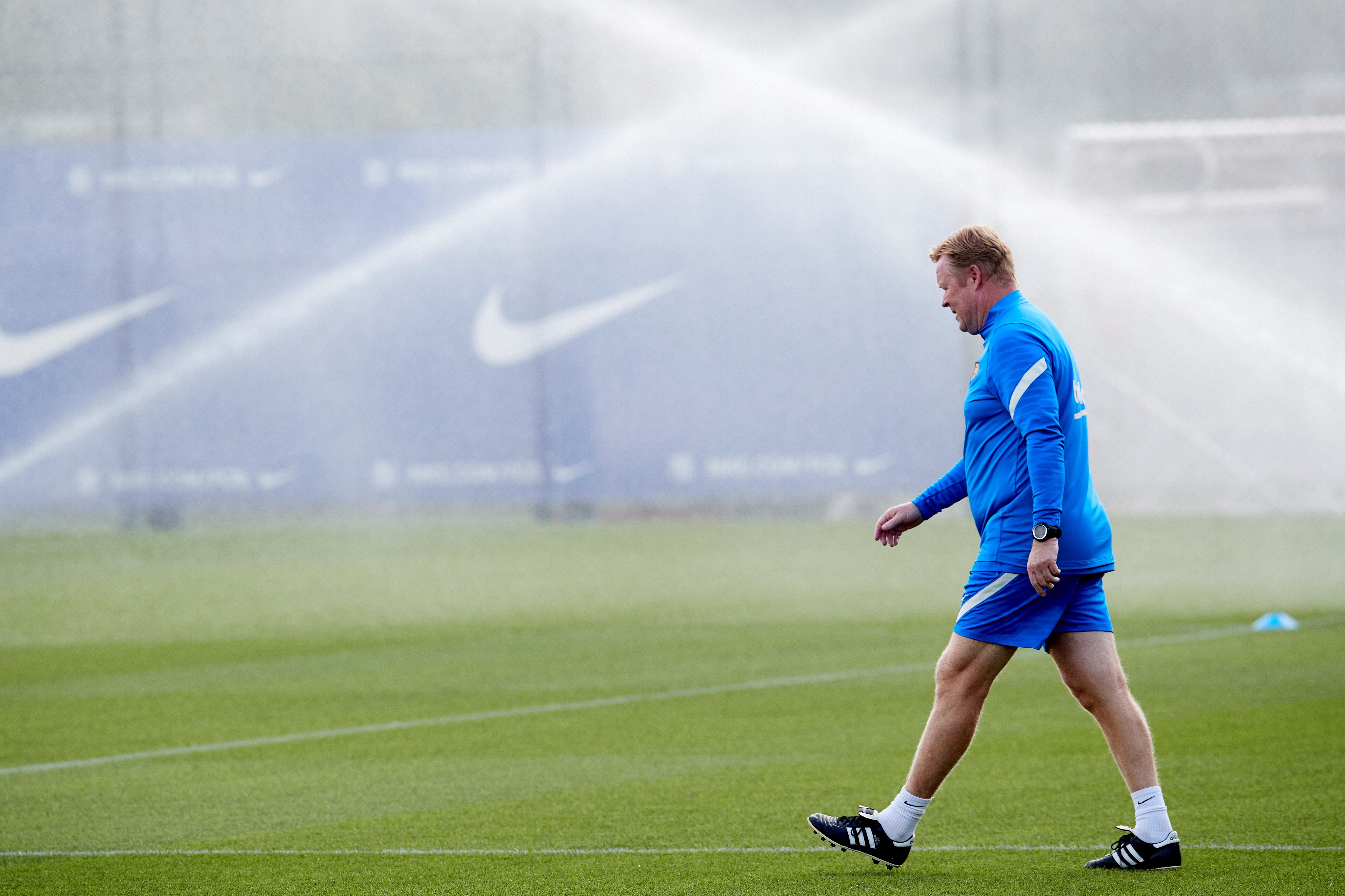 El entrenador del FC Barcelona, Ronald Koeman, durante el entrenamiento que el equipo azulgrana ha realizado este viernes 1 de octubre en la ciudad deportiva Joan Gamper para preparar el encuentro de LaLiga ante el Atlético de Madrid.. Foto Prensa Libre: EFE.