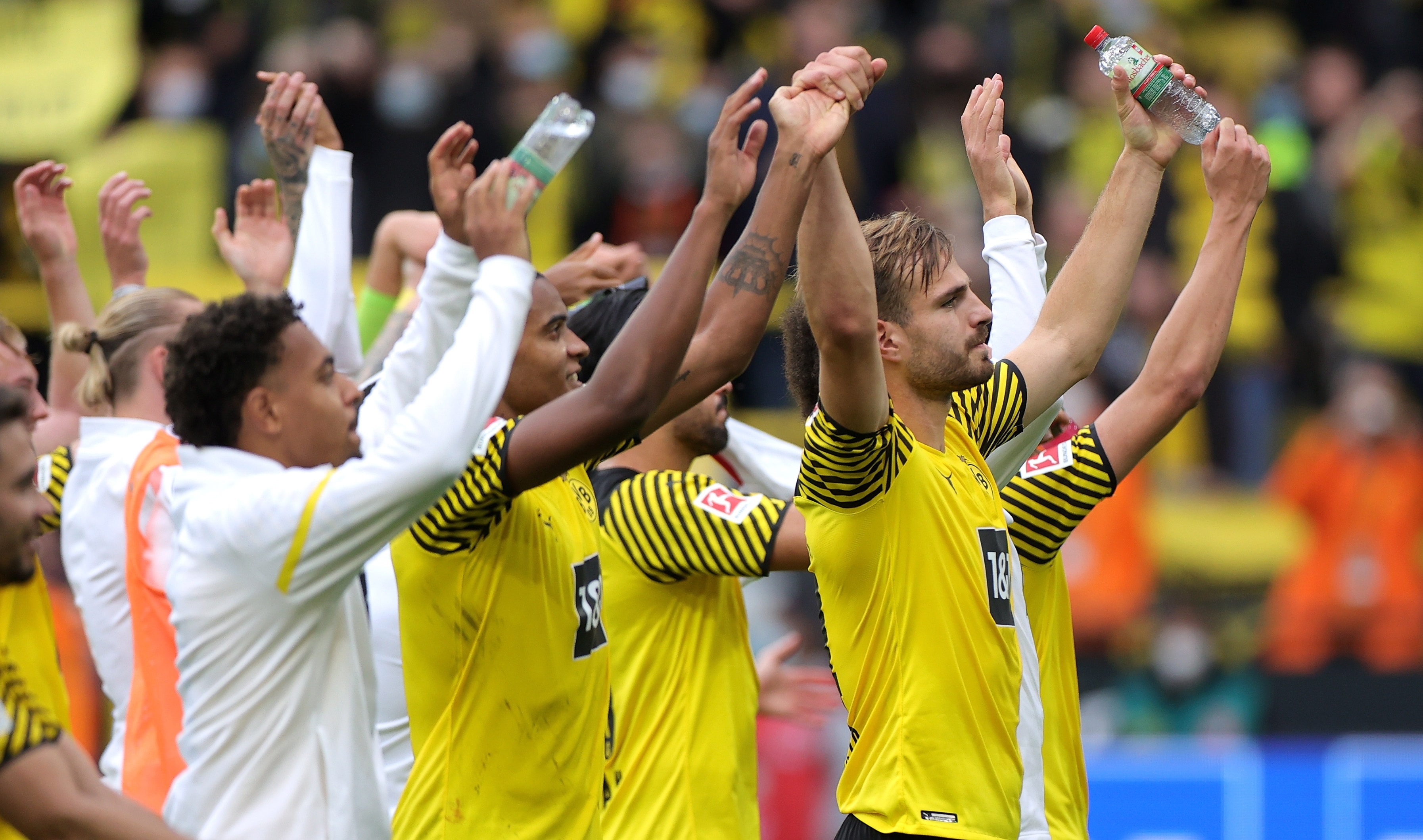El Borussia Dortmund celebra luego de vencer al FC Augsburg en la Bundesliga. (Foto Prensa Libre: EFE)