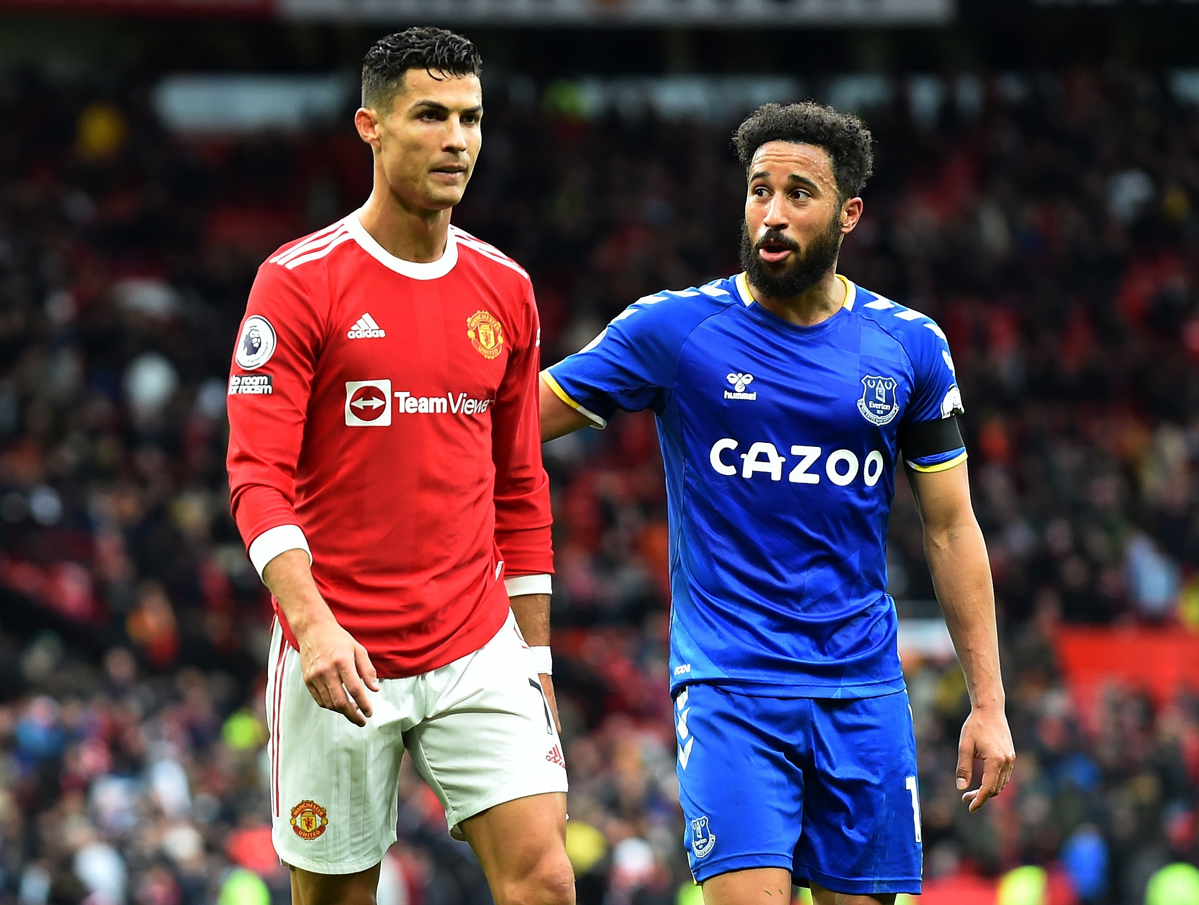 Cristiano Ronaldo del Manchester United (izquierda) y Andros Townsend del Everton al finalizar el duelo entre ambos equipos en Old Trafford. (Foto Prensa Libre: EFE)