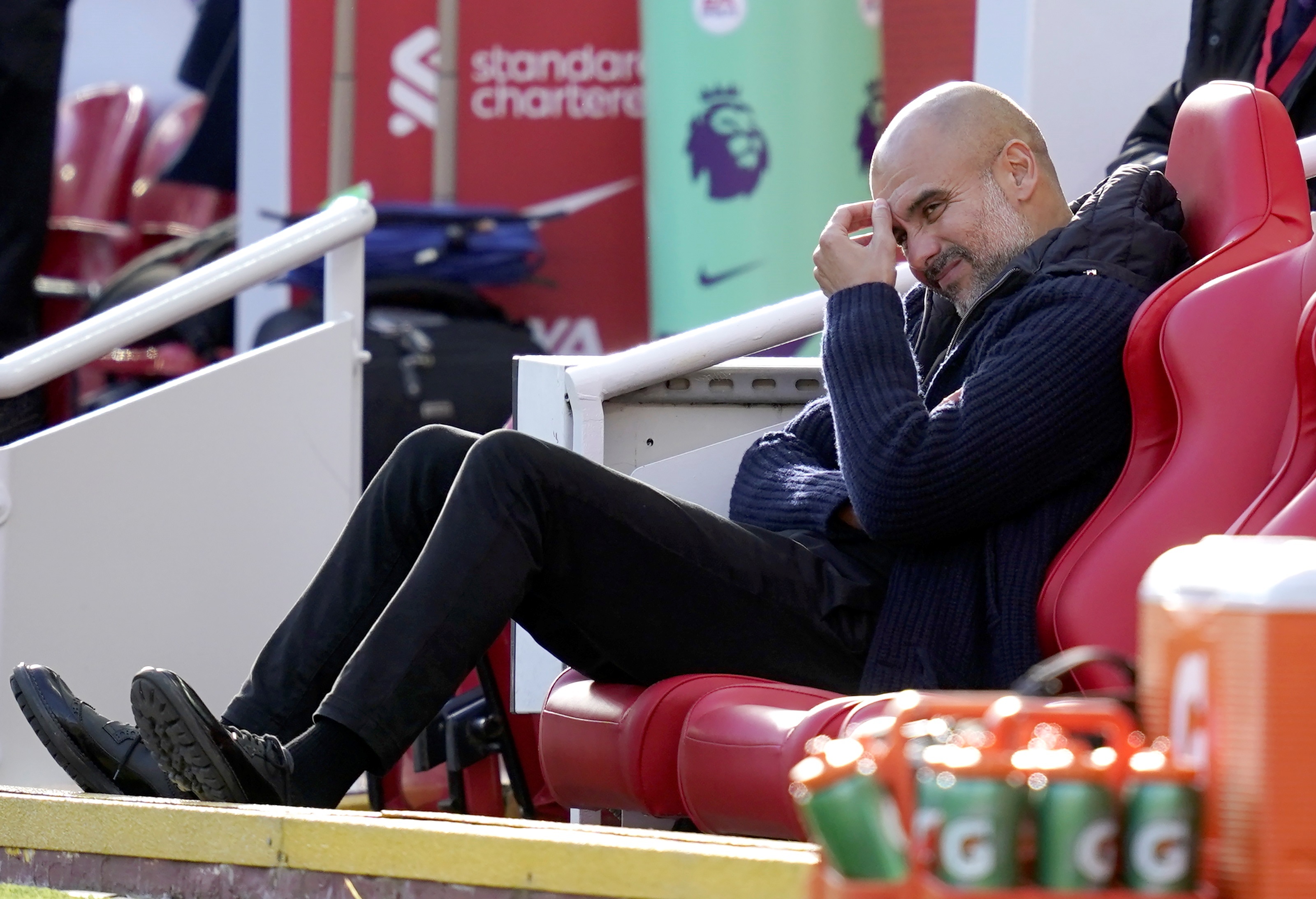 El entrenador del Manchester City, Pep Guardiola antes de enfrentarse al Liverpool FC. (Foto Prensa Libre: EFE)