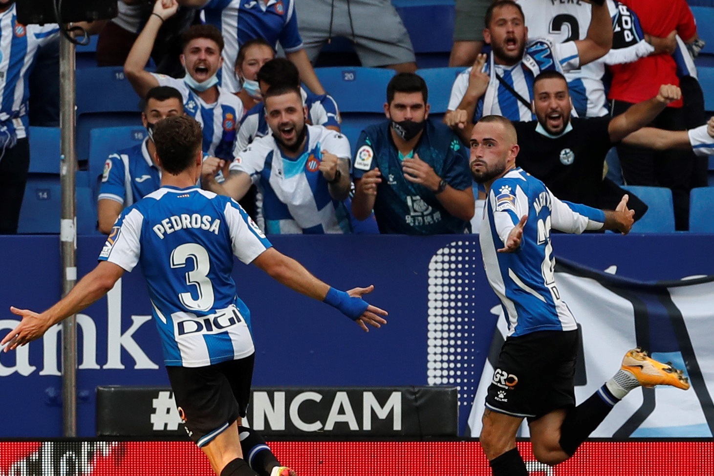 El centrocampista del Espanyol, Aleix Vidal (d) celebra con sus compañeros el gol conseguido ante el Real Madrid durante el partido de la octava jornada de Liga. (Foto Prensa Libre: EFE)