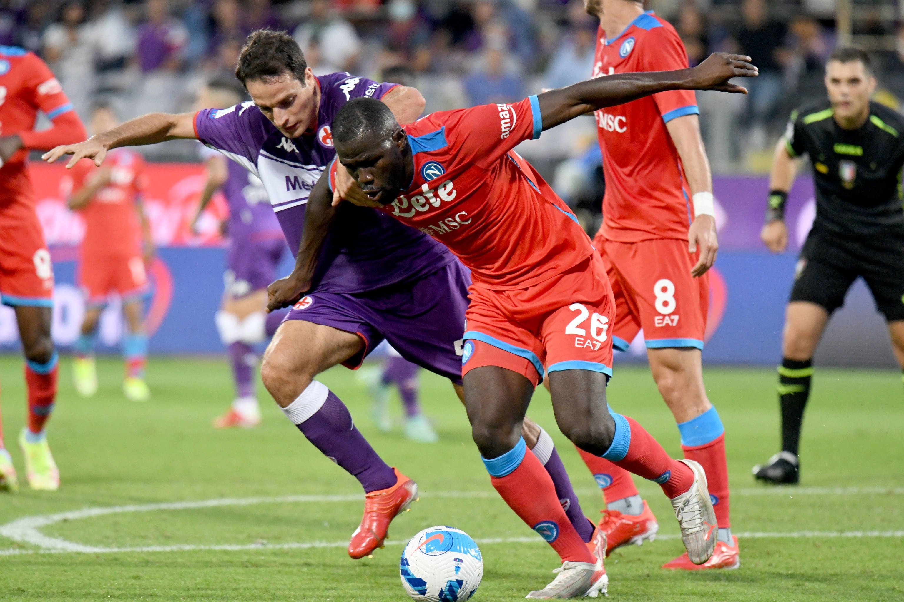 El defensor senegalés del Nápoli, Kalidou Koulibaly (D) con el mediocampista de la Fiorentina Giacomo Bonaventura (I) en un juego de la Serie A italiana. En este juego recibió insultos racistas. Foto Prensa Libre: EFE. 