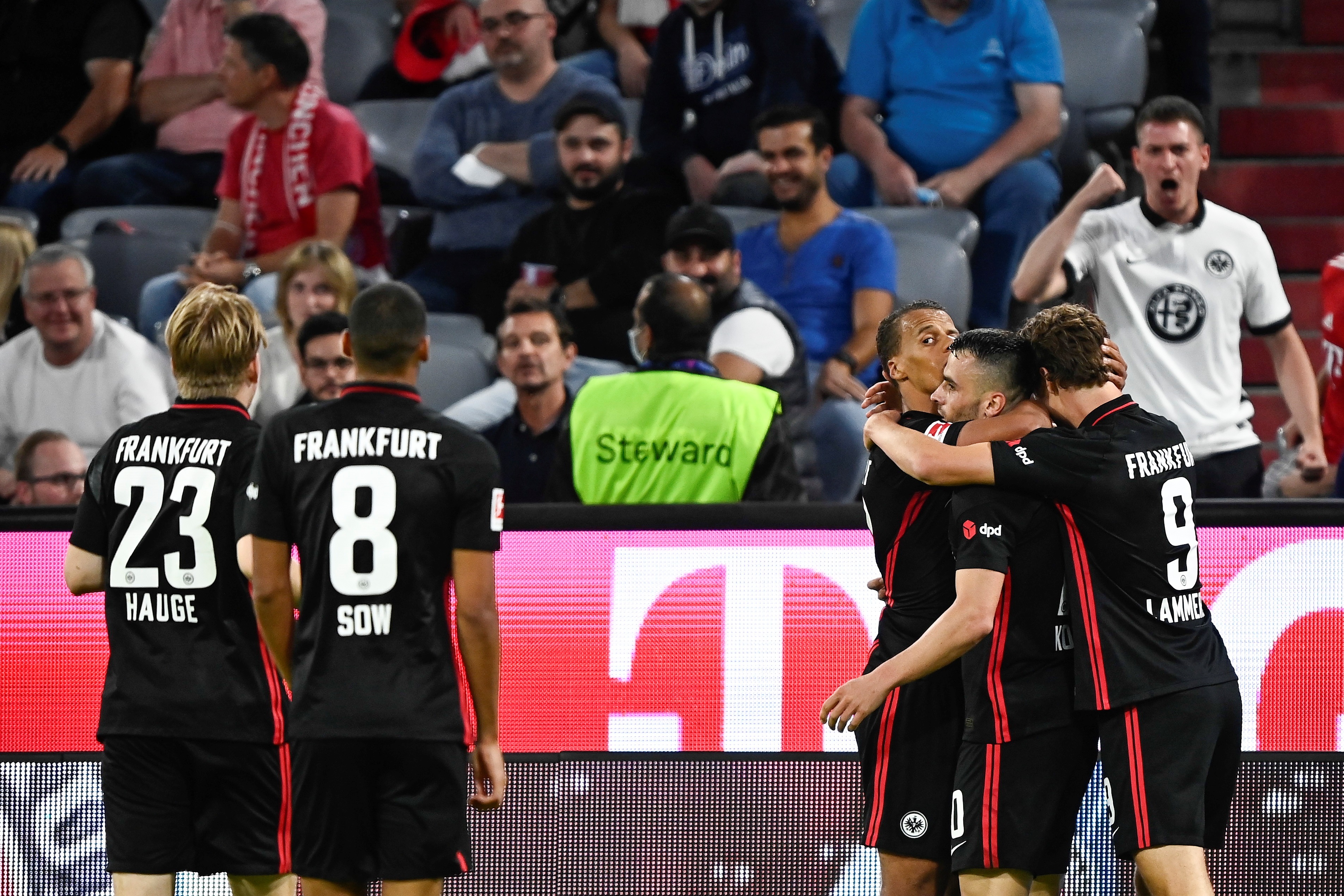 El jugador del Frankfurt, Filip Kostic (2 derecha) celebra con sus compañeros el 1-1 al FC Bayern Munich. (Foto Prensa Libre: EFE)