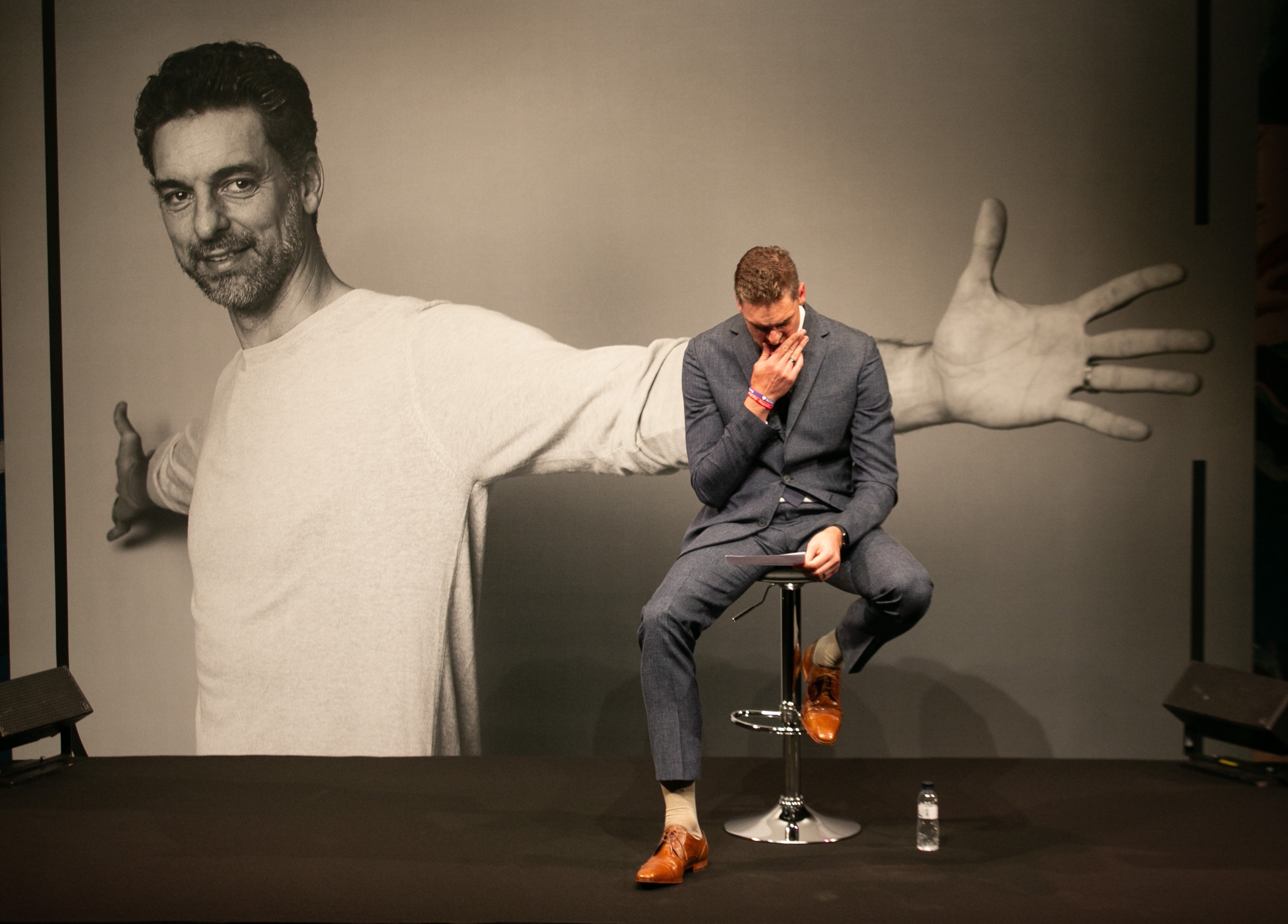 Pau Gasol, durante un acto celebrado en el Gran Teatro del Liceo de Barcelona en el que anunció este martes 5 de octubre su retirada del baloncesto profesional a los 41 años y tras 21 temporadas en activo, poniendo fin a una exitosa carrera en la que, entre otros logros, destacan los dos anillos de la NBA ganados con los Ángeles Lakers y el Mundial y los dos subcampeonatos olímpicos que conquistó con la selección española. Foto Prensa Libre: EFE.