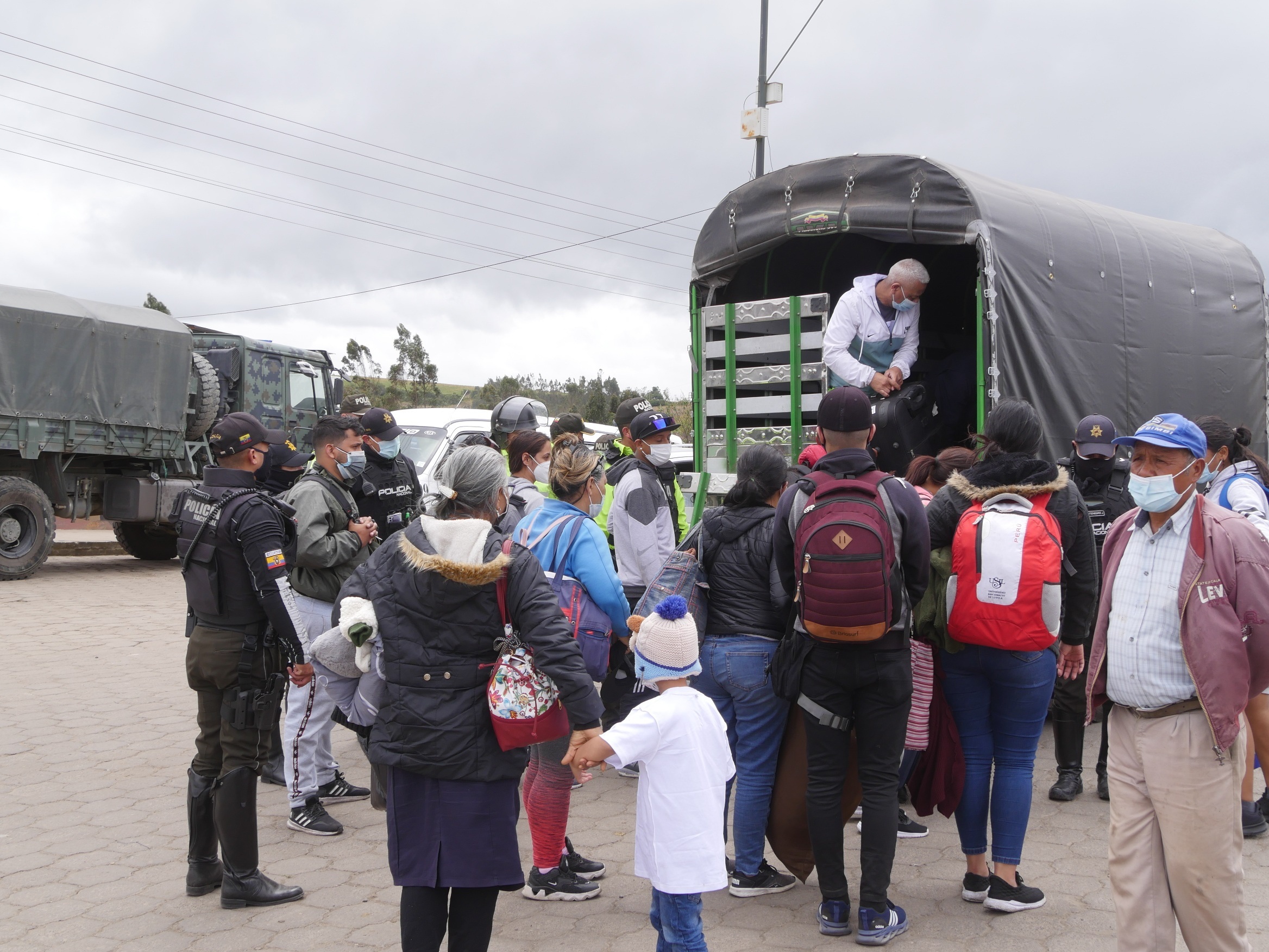 ACOMPAÑA CRÓNICA: HAITÍ MIGRACIÓN***AME8221. TULCÁN (ECUADOR), 07/10/2021.- Policías ecuatorianos realizan un operativo contra las mafias del tráfico de migrantes, el 16 de septiembre de 2021, en Tulcán (Ecuador). Ecuador se ha convertido en uno de los países de paso de los haitianos que recorren el continente con destino Estados Unidos, fenómeno creciente desde junio y que torna a este colectivo en presa del lucrativo negocio del tráfico de migrantes. EFE/ Xavier Montalvo