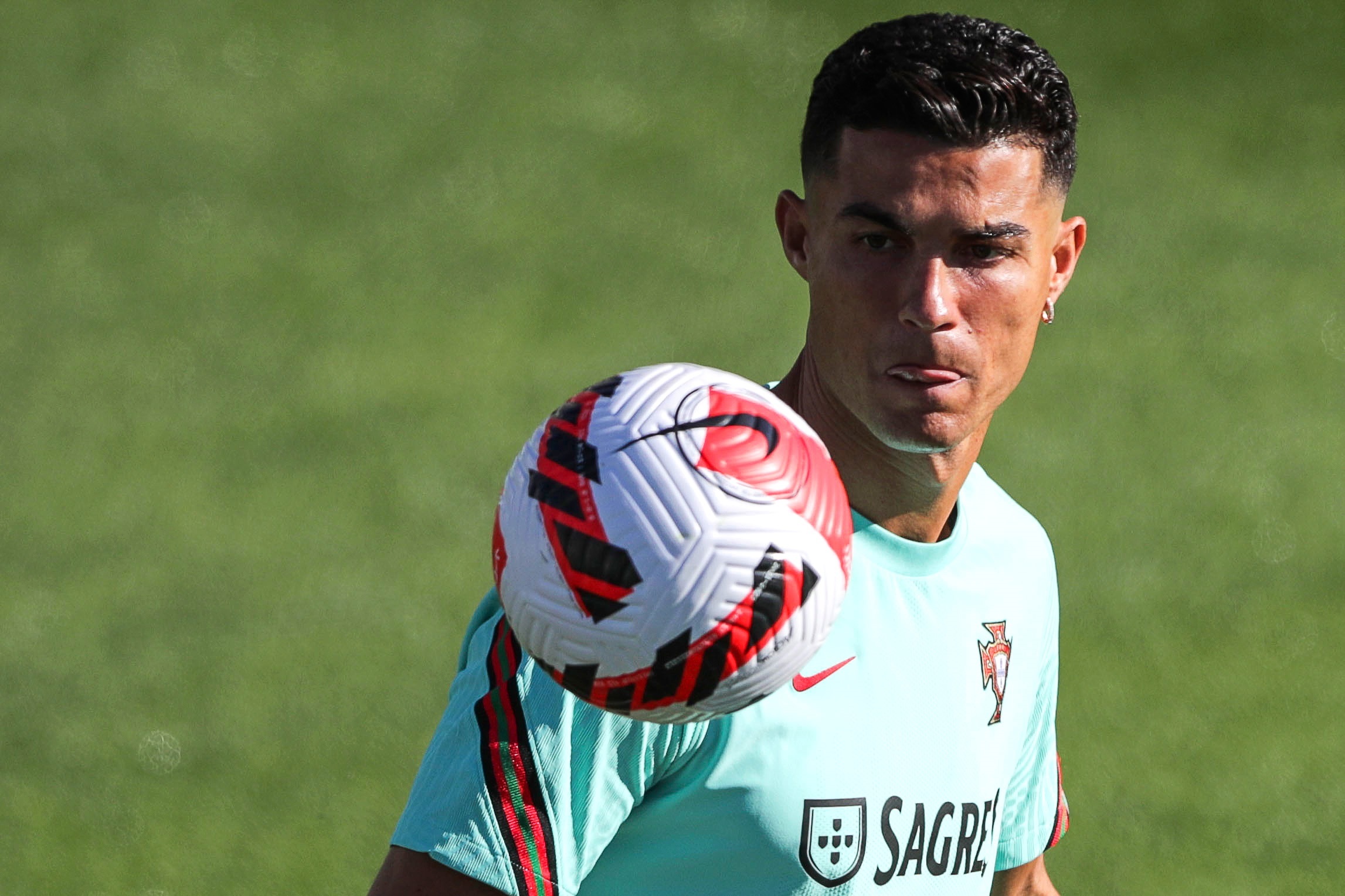 Cristiano Ronaldo durante un entrenamiento en Oeiras, cerca de Lisbo, Portugal, de cara al juego clasificatorio ante Luxemburgo el próximo martes 12 octubre. Foto Prensa Libre: EFE. 