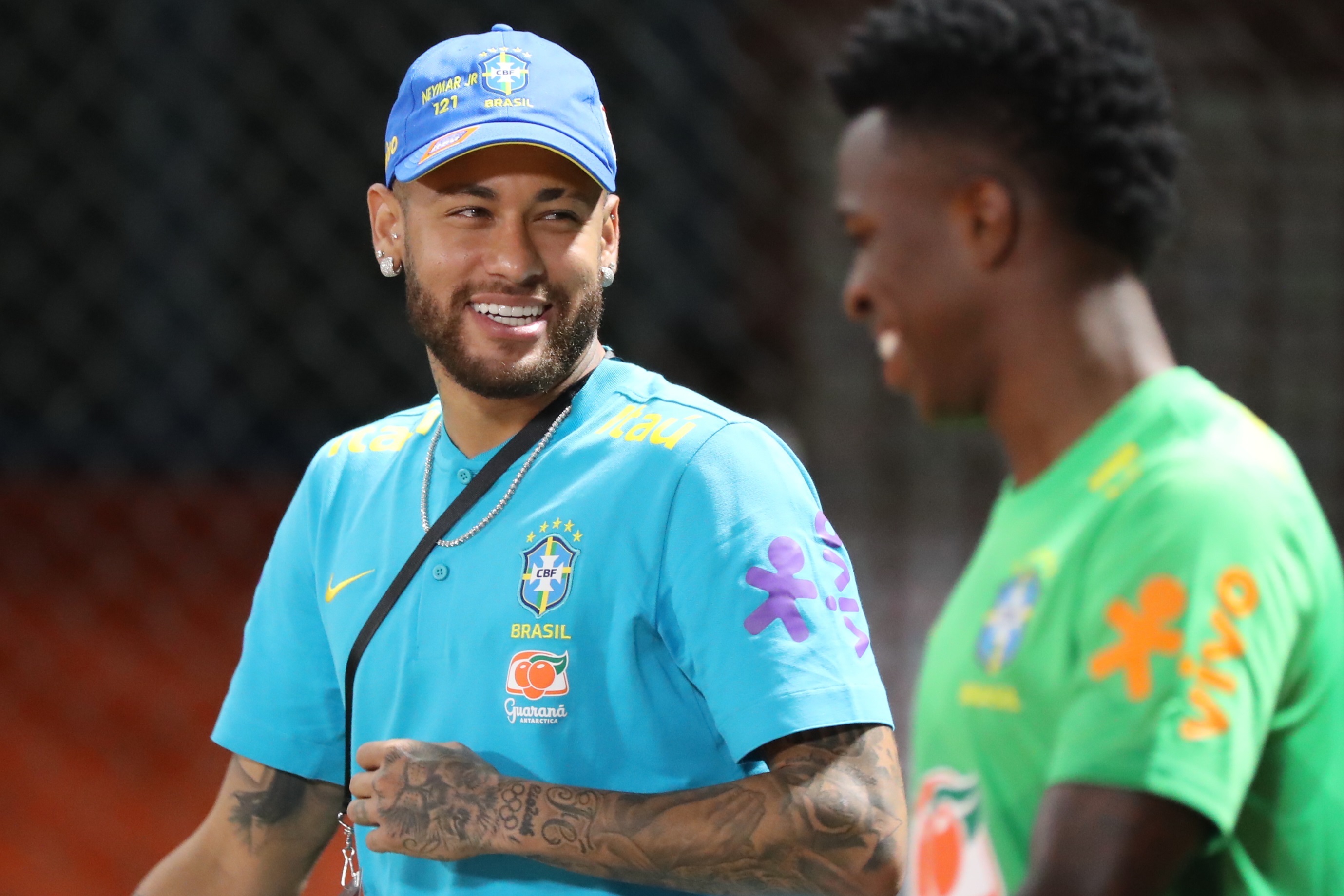 Neymar Jr de Brasil bromea con su compañero Vinicius Jr durante el partido contra Venezuela por las eliminatorias sudamericanas al Mundial de Catar 2022. (Foto Prensa Libre: EFE)