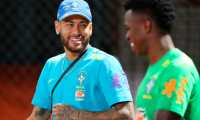 Neymar Jr de Brasil bromea con su compañero Vinicius Jr durante el partido contra Venezuela por las eliminatorias sudamericanas al Mundial de Catar 2022. (Foto Prensa Libre: EFE)