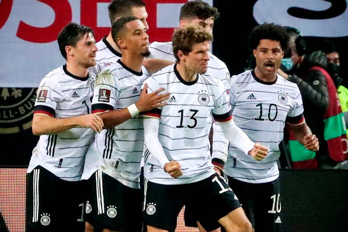 Thomas Müller le da una apretada y difícil victoria a Alemania ante Rumanía que se había adelantado con gol de Iannis Hagi