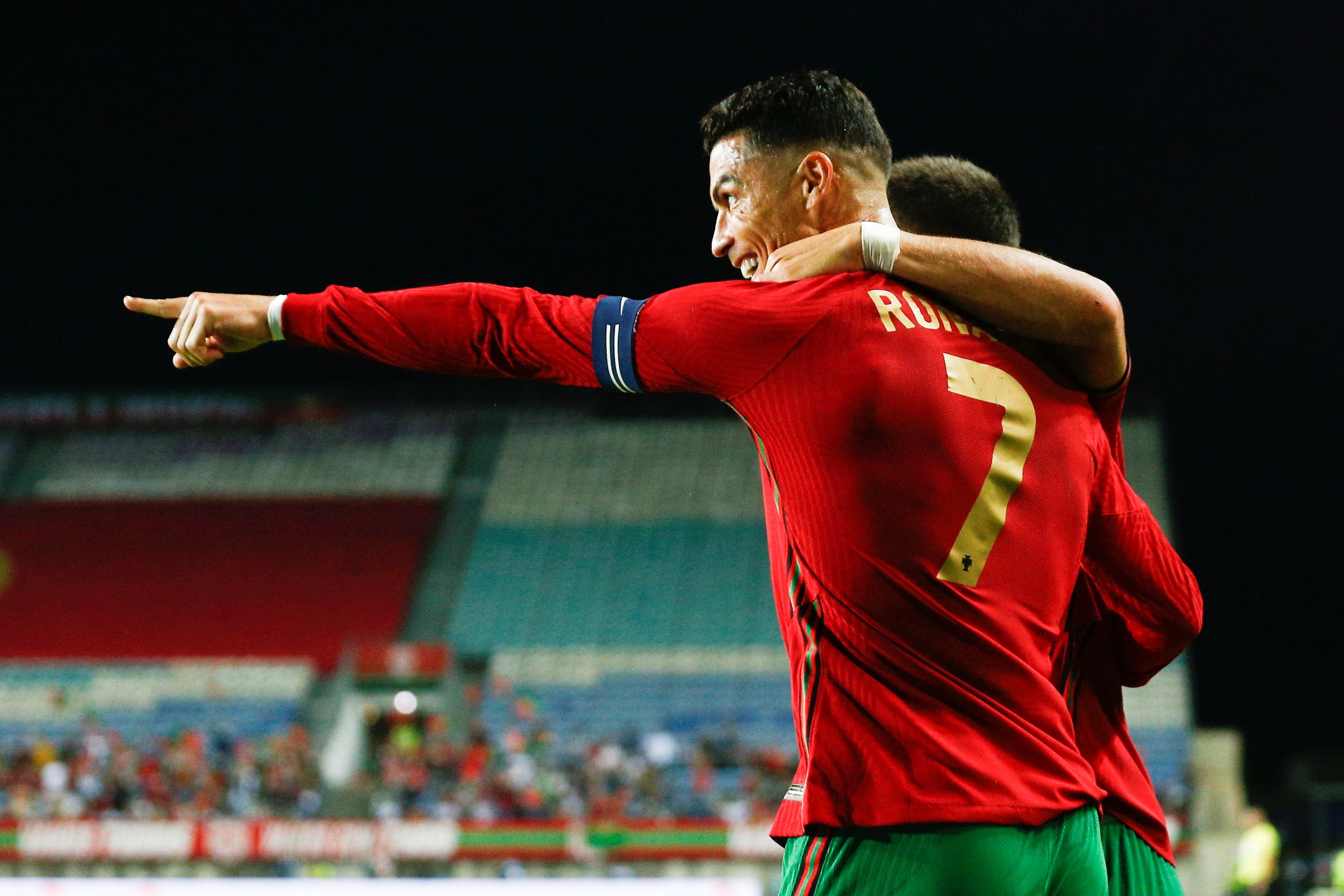 El portugués Cristiano Ronaldo festeja su gol a Catar en el Estadio Algarve del Faro, Portugal (Foto Prensa Libre: EFE)