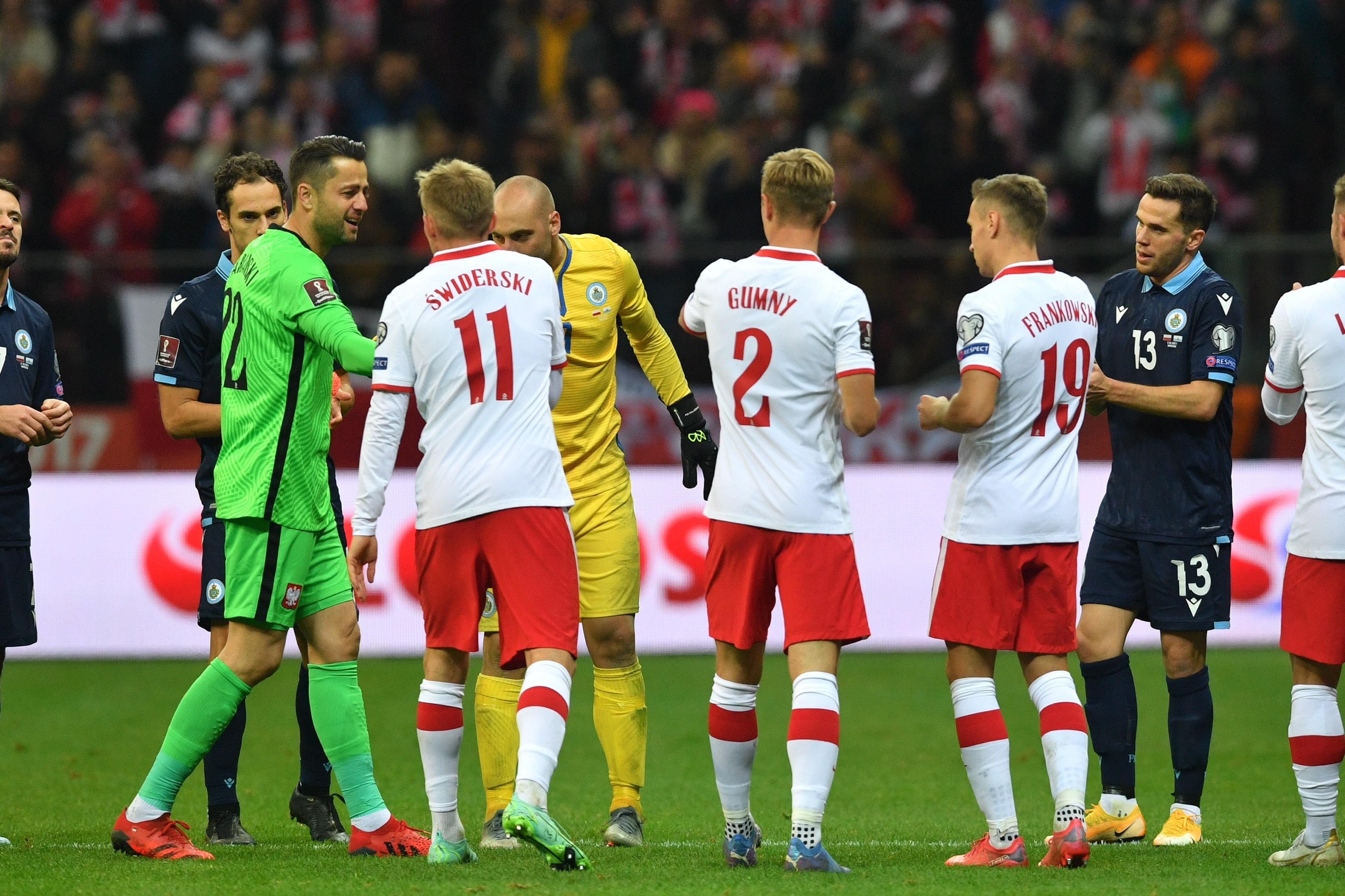 El portero de Polonia Lukasz Fabianski (izquierda) es felicitado por sus compañeros después de jugar su último partido con su seleccionado ante San Marino en Varsovia. (Foto Prensa Libre: EFE)