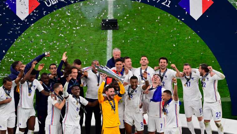 Los jugadores de Francia celebran mientras levantan el segundo trofeo de la UEFA Nations League ante España. (Foto Prensa Libre: EFE)