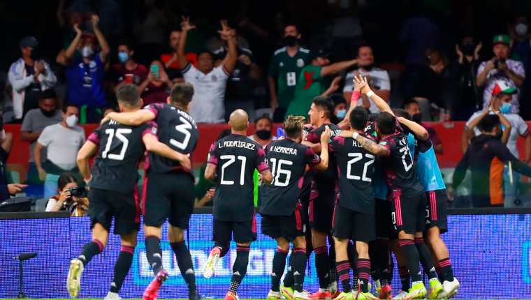 Los jugadores de México celebran un gol de Rogelio Funes Mori hoy, durante un partido por las eliminatorias de Concacaf al Mundial de Catar 2022 entre México y Honduras, en el estadio Azteca. (Foto Prensa Libre: EFE) 