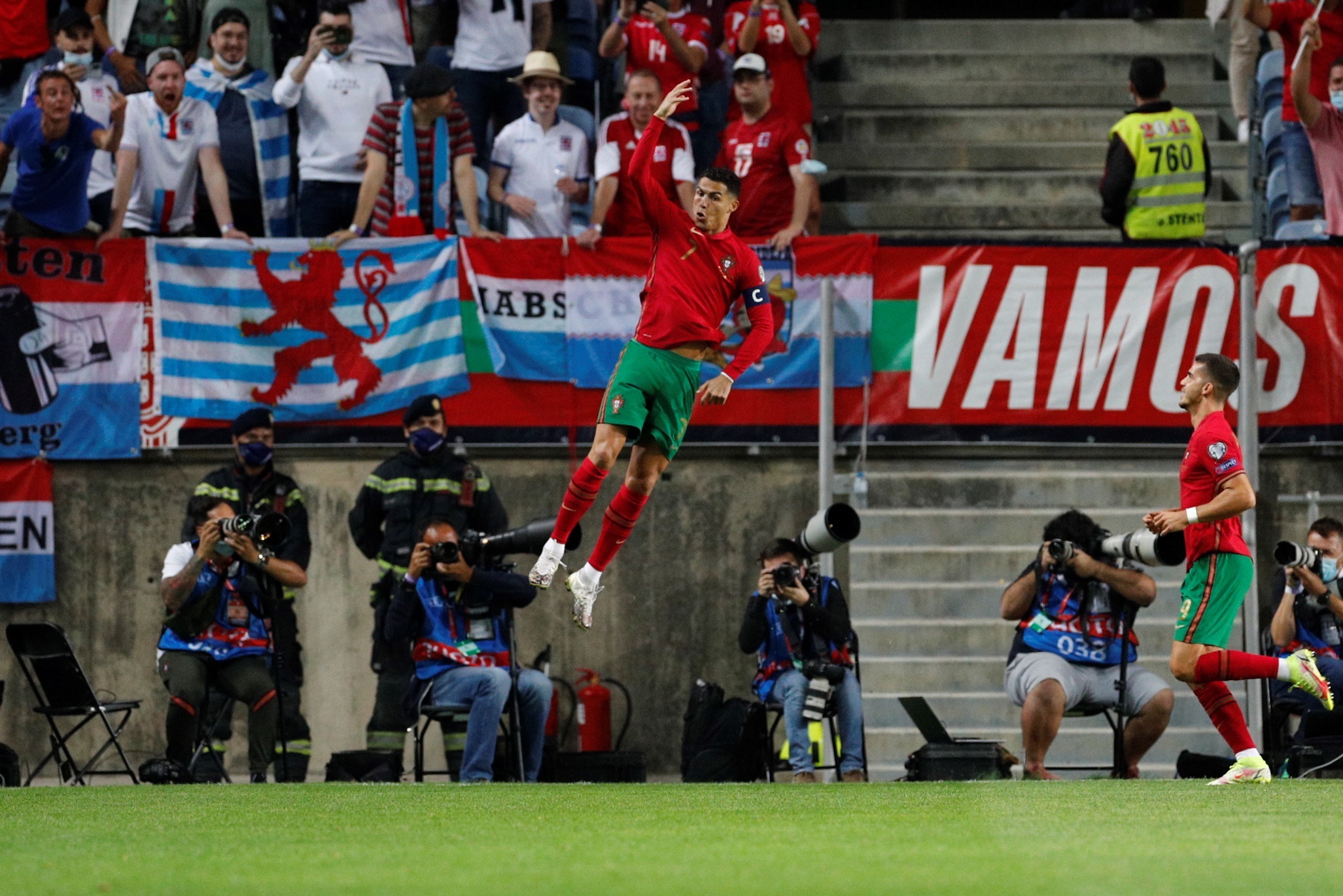 Cristiano Ronaldo celebra después de marcar uno de sus tres goles frente a Luxemburgo. (Foto Prensa Libre: EFE)
