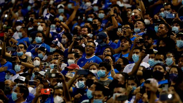 Aficionados salvadoreños cantan el himno nacional durante el juego entre El Salvador y México, en su juego de octogonal por las eliminatorias al mundial Catar 2022, hoy en el Estadio Cuscatlán en San Salvador. (Foto Prensa Libre: EFE)