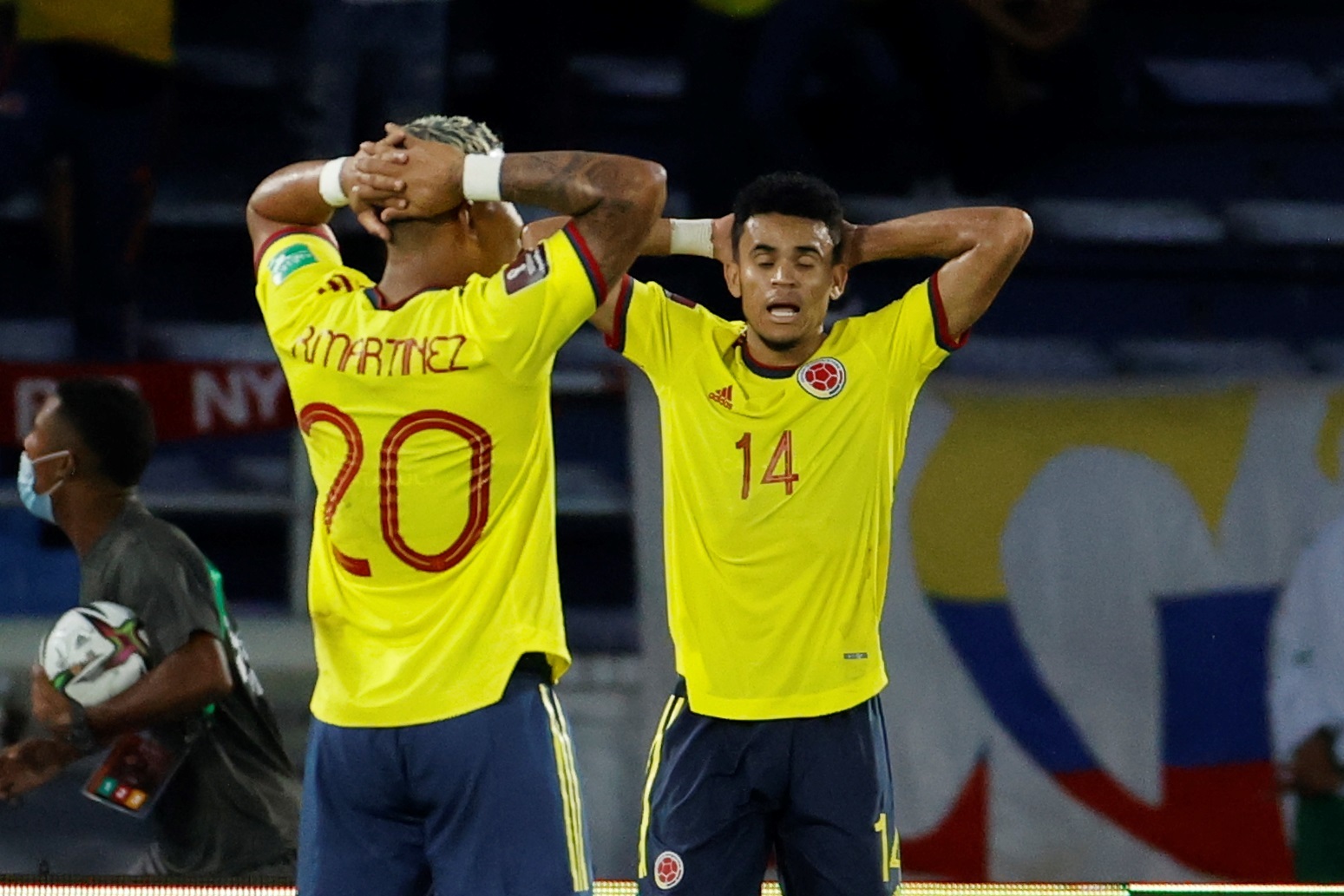 Roger Martínez (i) y Luis Díaz, de Colombia, se lamentan el empate contra Ecuador, durante un partido por las eliminatorias. (Foto EFE).